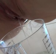 --LARA-- - In Messbecher gepisst