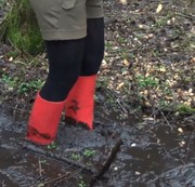 --LARA-- - Mit roten Absatz-Gummistiefeln hilflos im Sumpf stecken geblieben