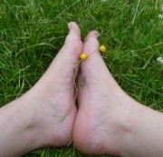 -Destina- - Nackte Füße im Gras
