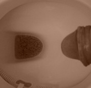 2-in-Love - Die pisse plätschert ins Klo...