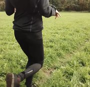 ACID_Fee - Joggerin beim Pinkeln bespannt