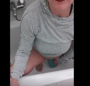 Aleksa81 - Messbecher pinkeln in der Badewanne