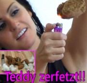 Andrea18 - Teddy zerfetzt!!! Für Sklaven!