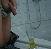Andy6647 – ins bierglas gepisst.