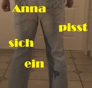 AnnaSchlucktAlles - Anna pisst sich ein