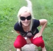 BellaBlond - Pipi an der Isar