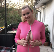 BellaTight – Latexluder vor der Grillparty outdoor abgefickt