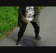 Blasflittchen - Auf Gehweg gepißt