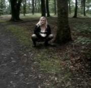 Blonder-Satan - Outdoorpissen im Wald