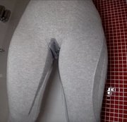 Booty_Ass - Mädchen pisst durch Leggings