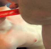 BouncyTitAction – Sperma vom Löffel in den Mund