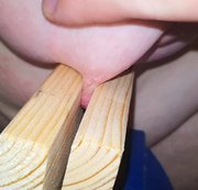 BouncyTitAction – Nippel in den Schraubstock gespannt
