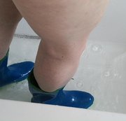 BouncyTitAction – 120 – Spielspass mit Gummistiefeln in der Badewanne