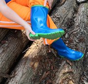 BouncyTitAction - 225 - Gummistiefel auf dem Holzstapel