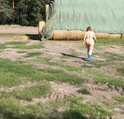 BouncyTitAction - 236 - Nackt auf dem Feld mit Gummistiefeln