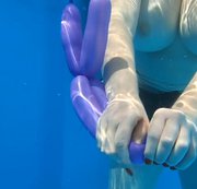 Brandi69 – nacktes Ballonmädchen im Pool