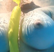 Brandi69 – nacktes Ballonmädchen im Pool 2