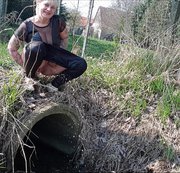 Cathalena – outdoor an einem kleinen Bach gepisst