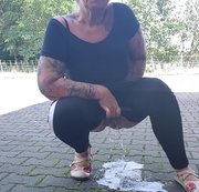 Cathalena – outdoor pissen mit großer Pfütze