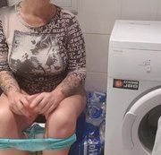 Cathalena – im Sitzen auf der Toilette pinkeln