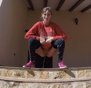 Claary - Treppe von Freunden sauber gepisst.