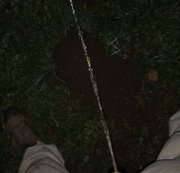 Cockcall - Pissen auf Erdhügel im Dunklen