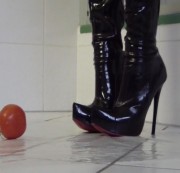 Crushcaro – 3 Tomaten Zertreten