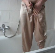 DarkAngel2004 - FÜR Narichtenschreiber und Sparfüchse   Nasse Satin Hose/Klares Sperma