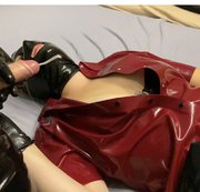 DarkLatex93 – Teil 5 Latex puppe wird von einem Latex Catsuit Liebhaber voll auf die Titten gespritzt.