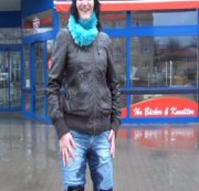 DevoteAnja - In Lackoverknies vor Kaufhalle in die Hose Gepisst