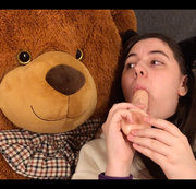 Dirty_Kitten – Dreckiges Kätzchen lutscht Dildo, während sie mit ihrem Teddy kuschelt.
