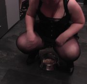 DominaLadySusan – Pipi in den Napf 2