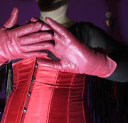 DominaLadySusan – rote Lederhandschuhe