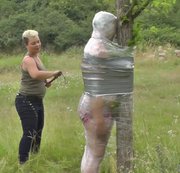 DominaLadySusan – Folienbondage am Baum