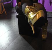 DominaLadySusan – goldene Plateaustiefel ausziehen