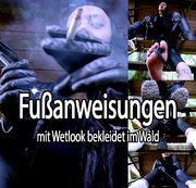 Dominique-Plastique – Fußanweisungen – Mit Wetlook bekleidet im Wald