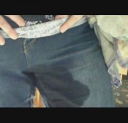 Eheflittchen68 - In Jeanshose gepisst beim Tisch abputzen