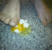 Eheflittchen68 - Rohes Ei mit Füßen zermantscht