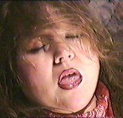 Eheflittchen68 – Teeny Bitch raucht – posen und spucke