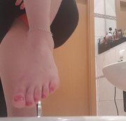 Elly_Cam - Fußnägel lackieren Userwunsch