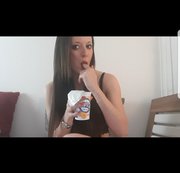 Elly_Cam - Joghurt vernaschen ;) Userwunsch