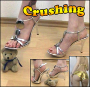Euphoristin-Nicki - Teddy Crushing mit High Heels und barfuß!