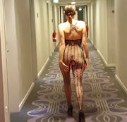 Felice-Intim – im Catsuit durch die Hotelgänge … Teil 1