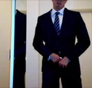 Fetisch-Phallus – Geil im Anzug gewichst!