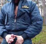 Fetisch-Phallus – Beim Spazieren in Bomberjacke geil abgewichst