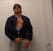 Fetisch-Phallus - Geil öffentlich nach dem Sport auf dem Klo gewichst!