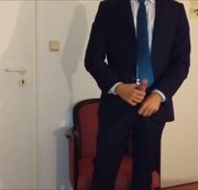 Fetisch-Phallus - Geil im Anzug im Hotelzimmer gewichst...