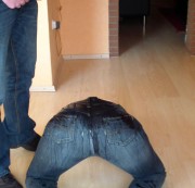 Feuchtegeheimnisse - Frech auf den Jeans Arsch Gepisst