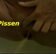 FeuchtestKatzen1 - Piss im Bad