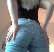 Finya - Sexy Jeansarsch